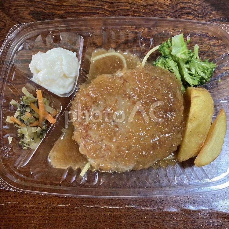 オニオンソースの和風ハンバーグ オニオンソース,ハンバーグ,フライドポテトの写真素材