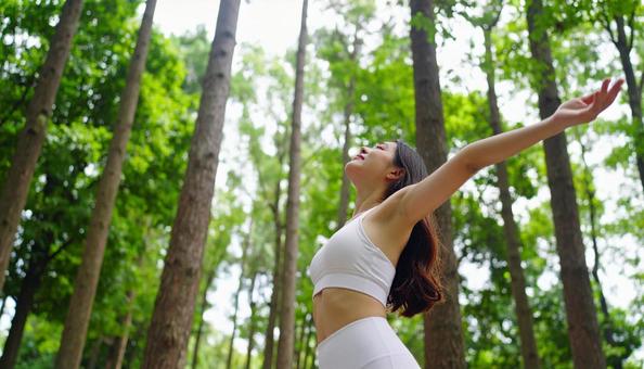 健康的な女性深呼吸の写真