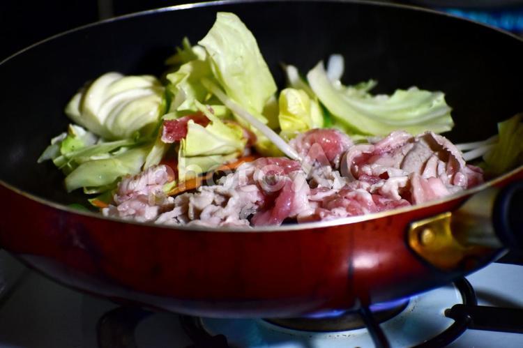 肉と野菜を炒める 野菜,キャベツ,もやしの写真素材