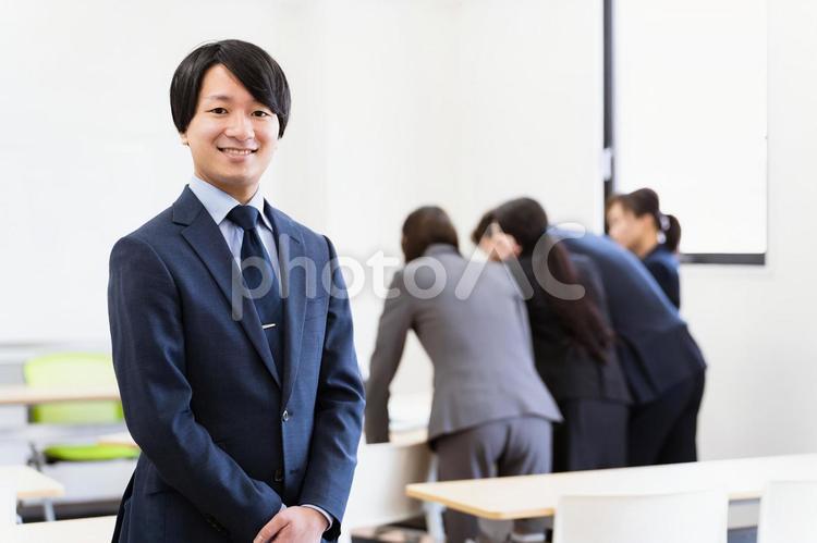 オフィスで仕事するビジネスマン（公務員） 公務員,ビジネスマン,男性の写真素材