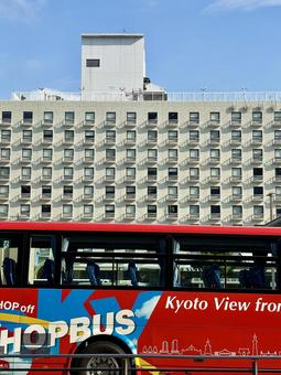 駅前の観光バス 駅前の観光バスの写真