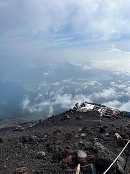 山頂を目指す登山者たち 山頂を目指す登山者たちの写真