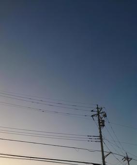 日が落ちる前の電線のある空 日が落ちる前の電線のある空の写真