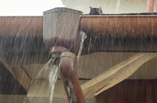 壊れた雨どい 壊れた雨どい 雨どい,修理,パイプの写真素材