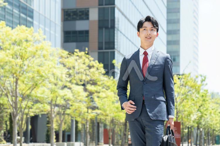 オフィス街を歩くビジネスマン ビジネスマン,営業,ビジネスの写真素材
