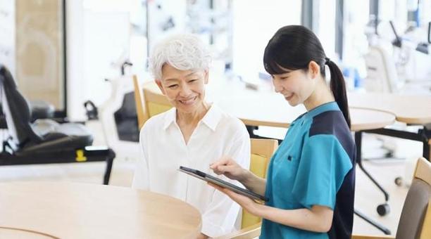 タブレットで健康チェックをする介護士 介護士,介護福祉士,高齢者の写真素材