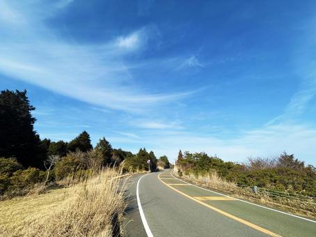山頂を走る道路と青空 山頂を走る道路と青空 空模様,空,雲の写真素材