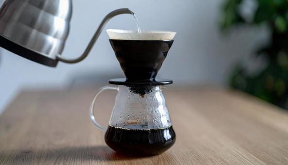 ドリップコーヒーと朝食シーンのテーブル ドリップコーヒーと朝食シーンのテーブルの写真