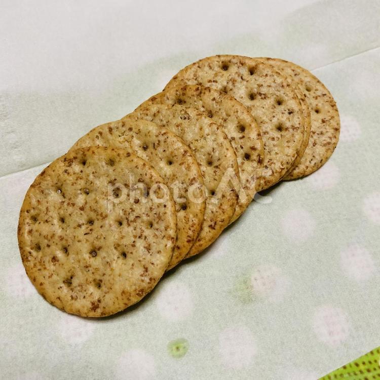 小麦の胚芽を使った丸型クラッカー 小麦胚芽クラッカー,お菓子,おかしの写真素材