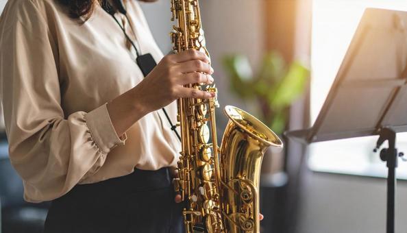 バリトンサックスを演奏する女性の写真