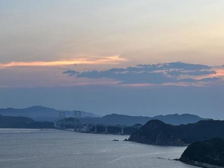 黄昏時の鳴門大橋 黄昏時の鳴門大橋 夕焼け,空,風景の写真素材