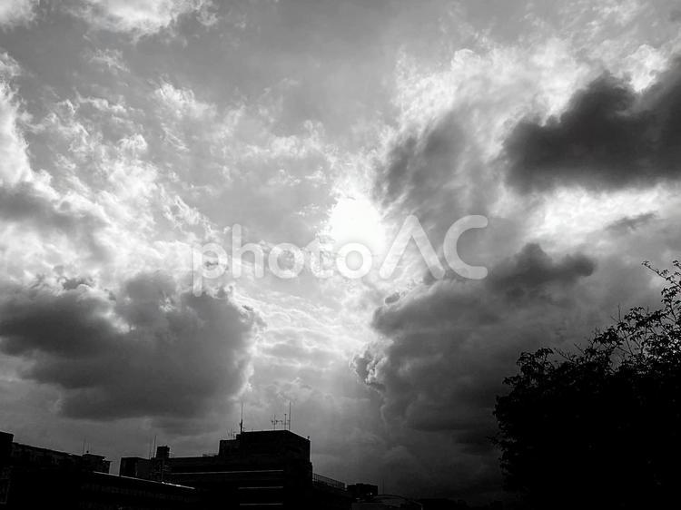 太陽と空と街　モノクロ 空,そら,晴れの写真素材
