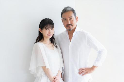リビングでスキンケアをするミドルの夫婦 リビングでスキンケアをするミドルの夫婦 ビューティー,家族,夫婦の写真素材