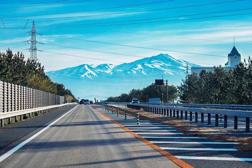 日本海東北道を北進中に見える鳥海山 山形県,酒田市,鳥海山の写真素材
