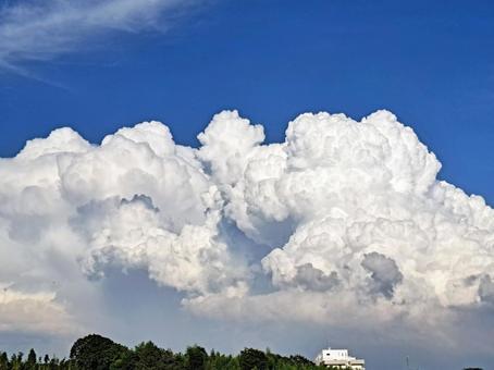 夏のイメージ モクモクと湧く巨大な入道雲 夏のイメージ モクモクと湧く巨大な入道雲 入道雲,積乱雲,夏空の写真素材