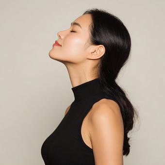 黒い服の女性の横顔の写真