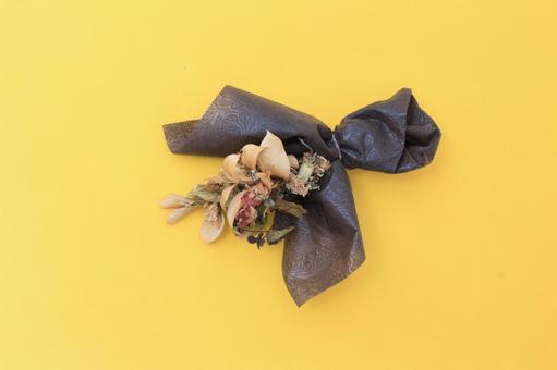 黄色い地に薔薇のドライフラワースワッグC 薔薇,ドライフラワー,スワッグの写真素材