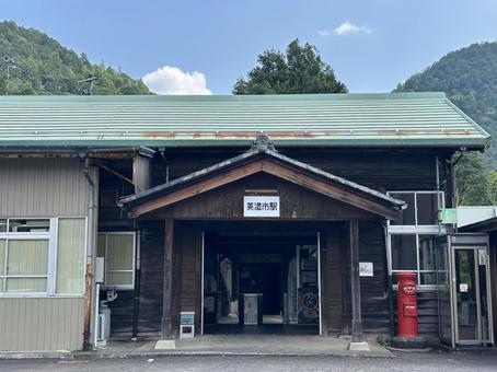 赤いポストと美濃市駅 赤いポストと美濃市駅 美濃市駅,駅,赤いポストの写真素材