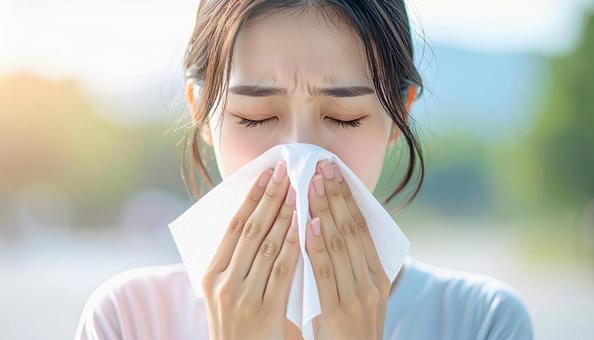 くしゃみをする女性 くしゃみをする女性の写真