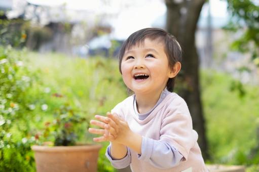 2-year-old clapping hands_garden, ein kind, ein lächeln, ein junge, JPG