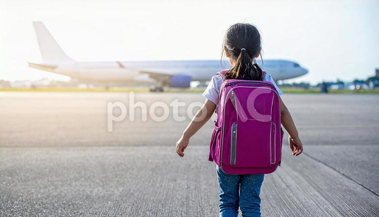 自立しようと一人で旅立つ日本人の女の子 ひとり立ち,女の子,少女の写真素材