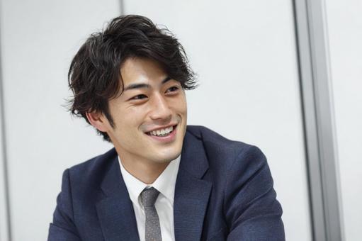 スーツ姿の若いビジネスマン-4 スーツ姿の若いビジネスマン-4の写真