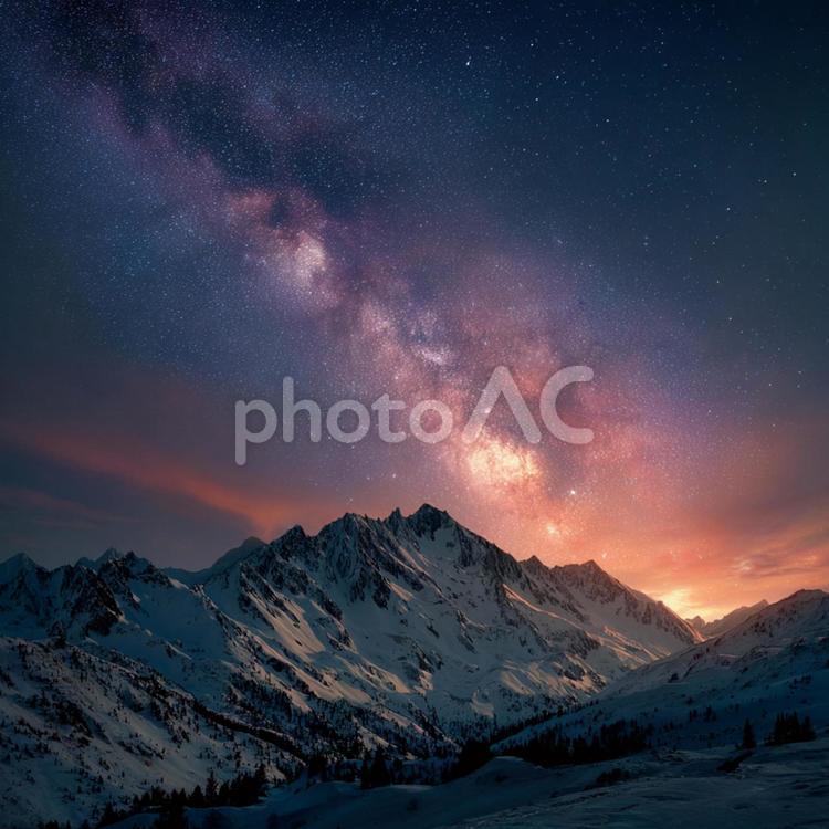 光り輝く銀河：雪をまとった山々の上の宇宙 天の川,銀河,星の写真素材