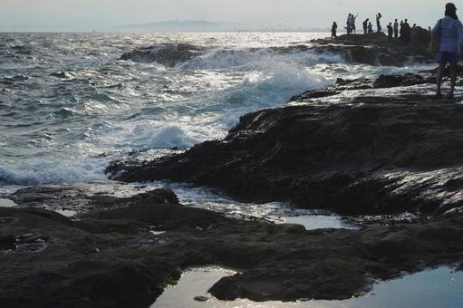 打ち寄せる波に魅せられる、江の島稚児が淵 打ち寄せる波に魅せられる、江の島稚児が淵の写真