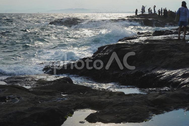 打ち寄せる波に魅せられる、江の島稚児が淵 海,風景,絶景の写真素材