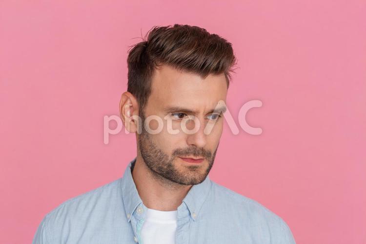 下を向いている男性 男性,下を向く,30代の写真素材