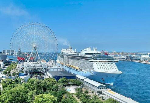 【大阪府】大阪港に停泊中のクルーズ船 クルーズ船,豪華客船,客船の写真素材