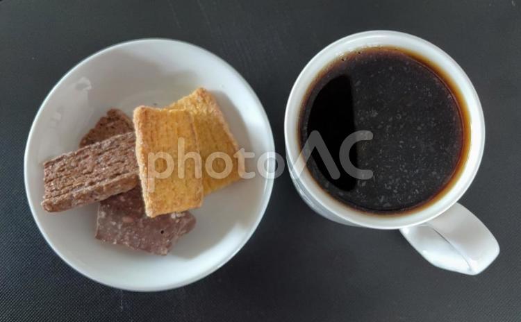 コーヒーと割れチョコとココアとバターパイ コーヒータイム,コーヒーブレイク,ドリップコーヒーの写真素材