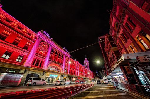フリンダース駅夜景 フリンダース駅夜景 フリンダースストリート駅,時計塔,アーチ窓の写真素材