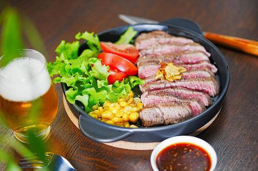 ビール＆ビーフステーキ 食卓,食事,ビールの写真素材