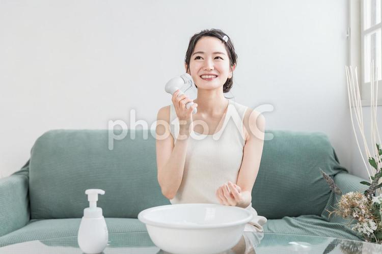 洗顔器・洗顔ブラシを使って洗顔する女性 洗顔,洗顔器,クレンジングの写真素材