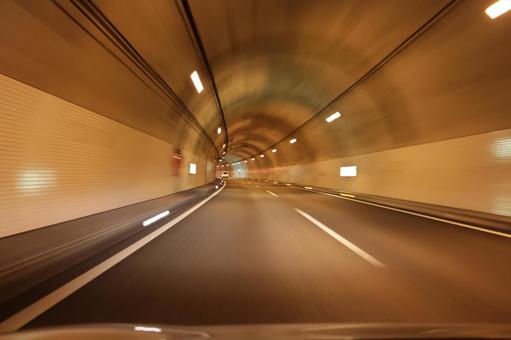 トンネルを走行・運転中のイメージ写真 トンネルを走行・運転中のイメージ写真 トンネル,運転,イメージの写真素材