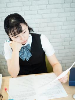 【女性】オフィスで働く女性 【女性】オフィスで働く女性の写真