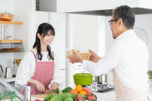 キッチンで料理を作るミドルの夫婦 料理,夫婦,家族の写真素材