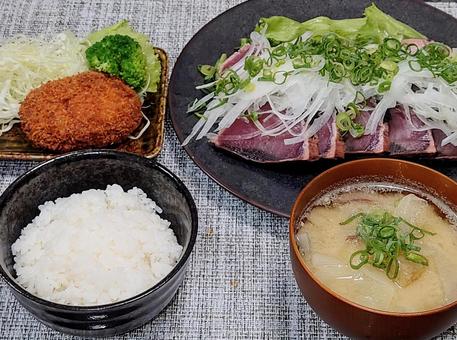 カツオタタキの定食 カツオのタタキ,ご飯,味噌汁の写真素材