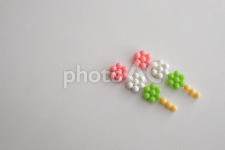 アクアビーズで作った三色団子 三食団子,2本,春イメージの写真素材