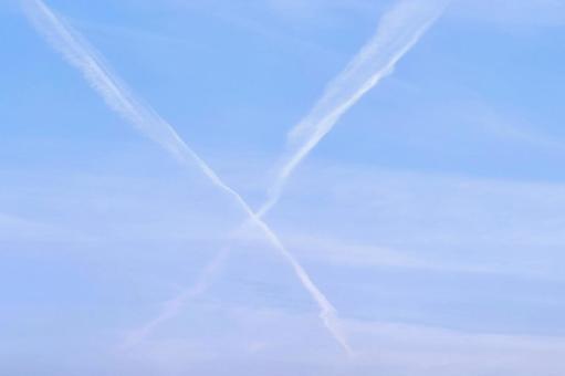 飛行機雲が交差している写真 飛行機雲が交差している写真の写真