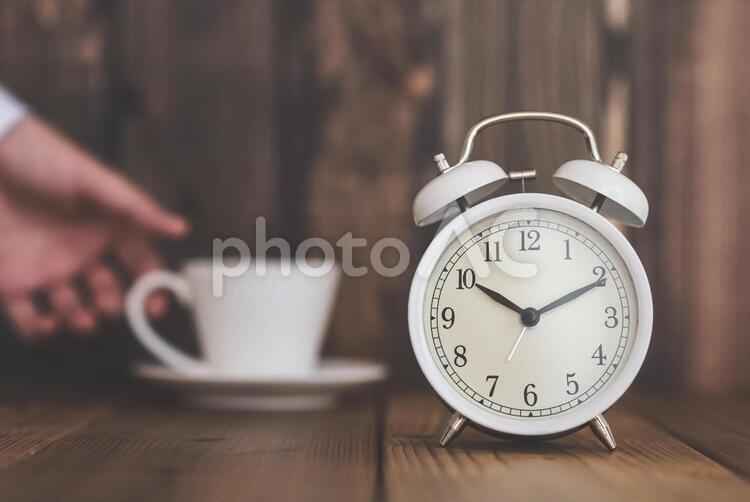 目覚まし時計とコーヒータイム 10時,ゆっくり,アラームの写真素材