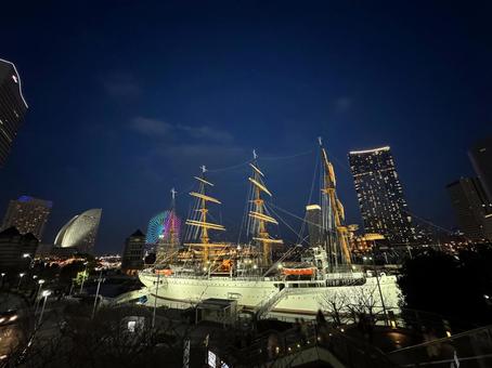 横浜みなとみらいの夜景 日本丸,帆船,夜景の写真素材