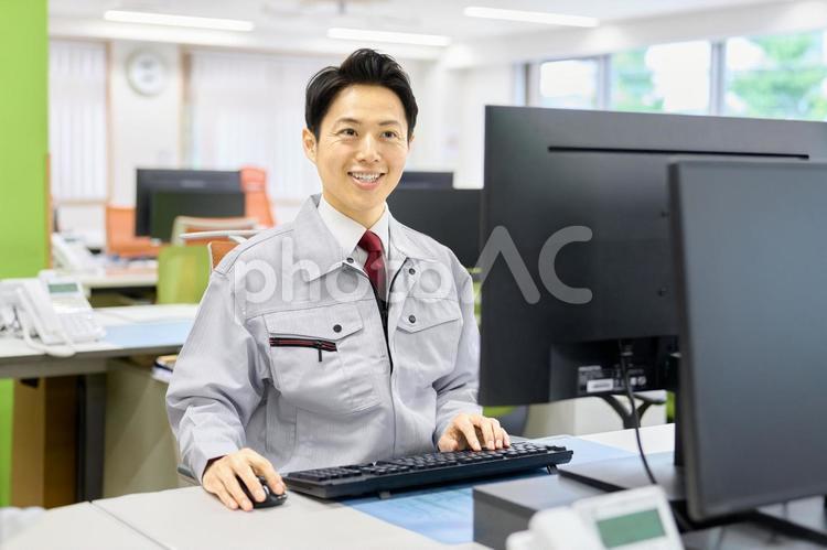 作業員　デスクワーク　システムエンジニア エンジニア,ビジネスマン,技術者の写真素材