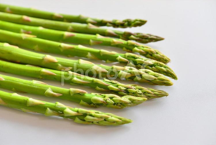 複数のアスパラ（白背景） アスパラ,新鮮野菜,野菜の写真素材