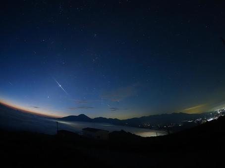 霧ヶ峰から見る雲海に浮かぶ八ヶ岳と星空 霧ヶ峰から見る雲海に浮かぶ八ヶ岳と星空の写真