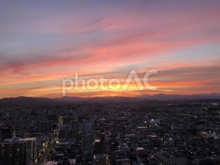 夏の夕焼け 都市,日暮れ,何人もありませんの写真素材