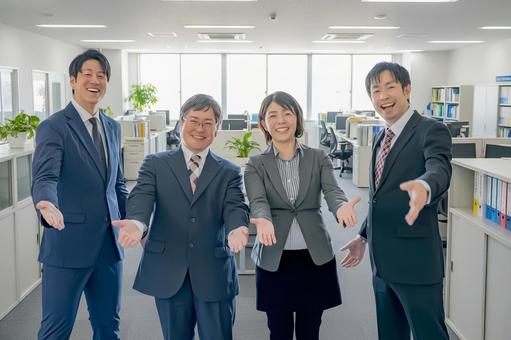 手を差しのべるビジネスチーム 手を差しのべるビジネスチーム ビジネス,会社員,スーツの写真素材
