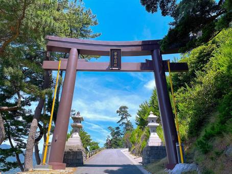 金華山黄金山神社二の鳥居 金華山黄金山神社二の鳥居の写真