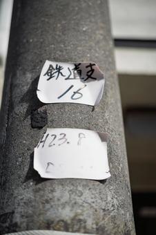 剥がれかけた古い電柱表示 剥がれかけた古い電柱表示 人物なし,電気,ケーブル線の写真素材
